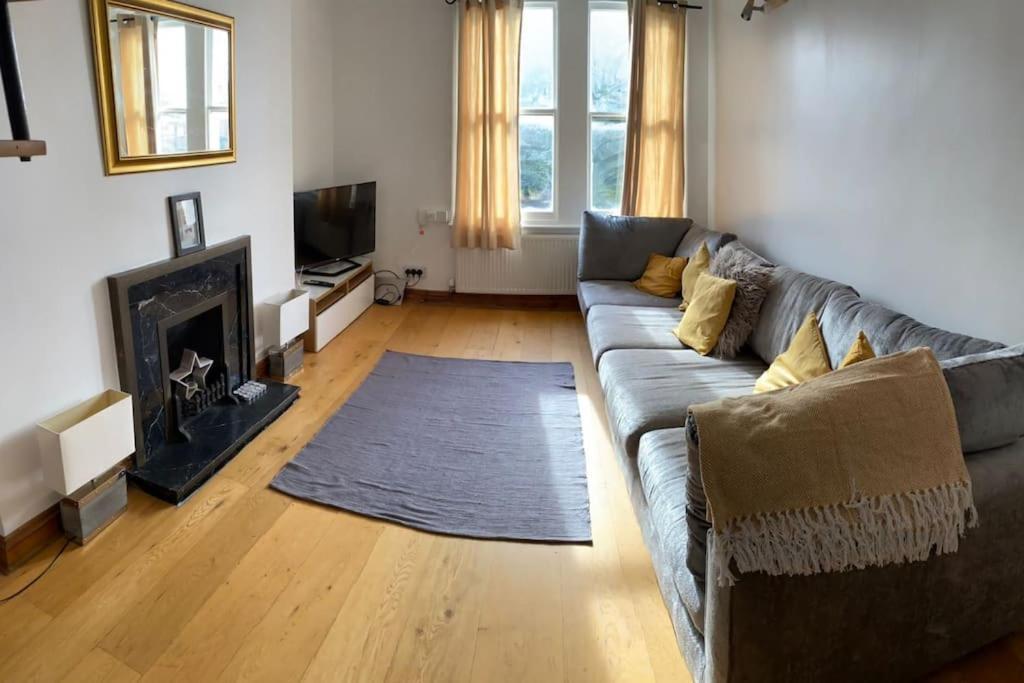3 Double Bedroomed Flat, Acton. London, Uk Екстер'єр фото