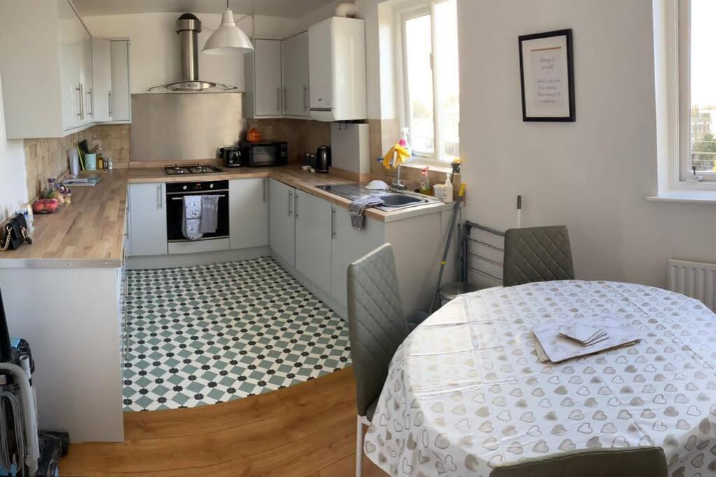 3 Double Bedroomed Flat, Acton. London, Uk Екстер'єр фото